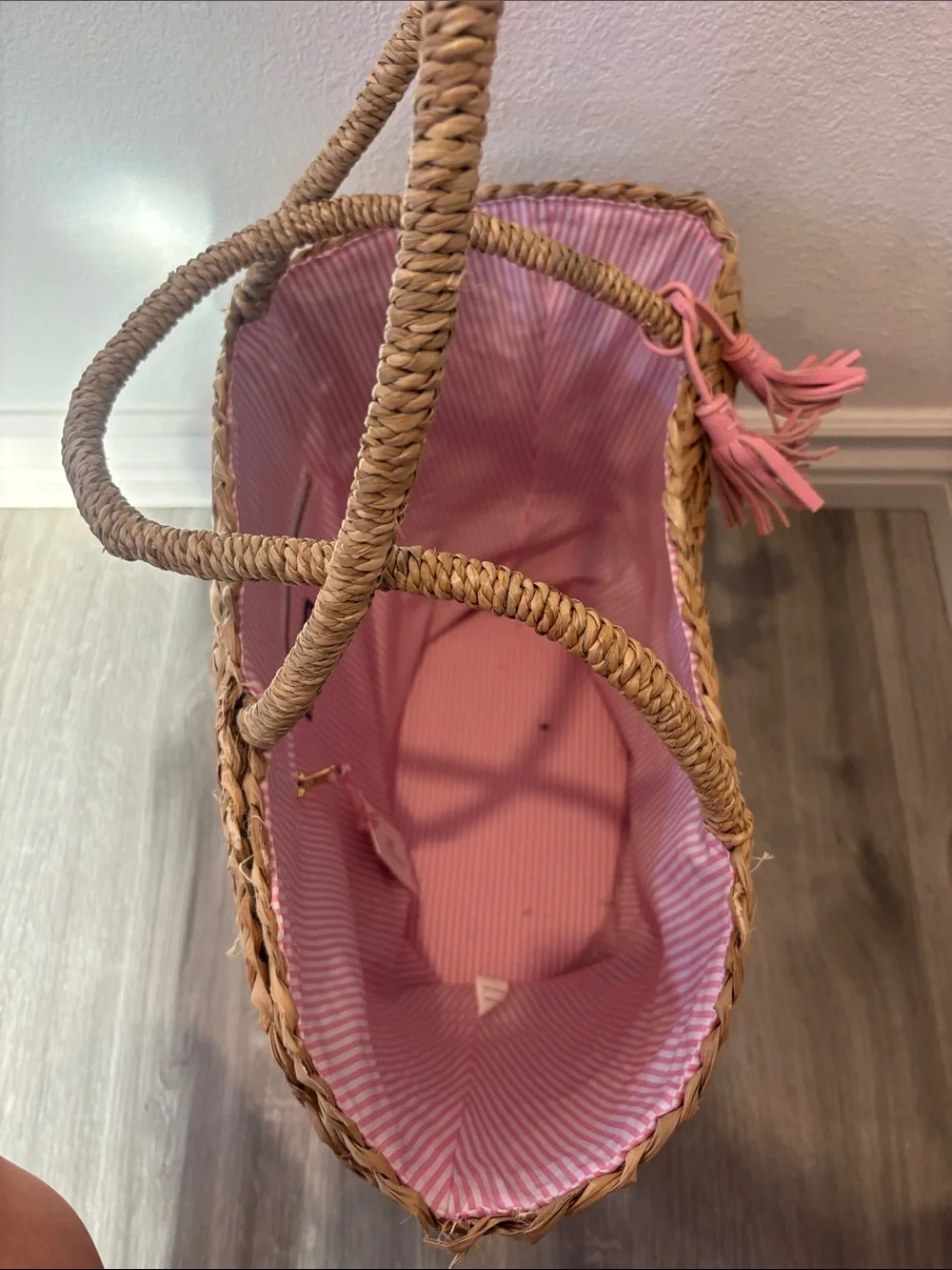 NWT Vineyard Vines— Woven Straw Tote Bag with Pink Tassel Accent
